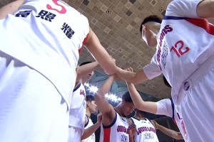 188金宝博体育-牛逼！怒砍全场最高21分11板+赛季12次两双，球迷：他该打世预赛