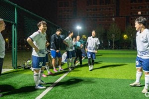 “这个‘大家伙’，大家都想聊几句”|足球|胡少杰|建设者|枢纽|解放日报_新浪体育_新浪新闻
